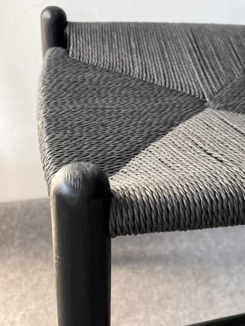 Banqueta Wishbone Full Black Kraft - Imagen 3