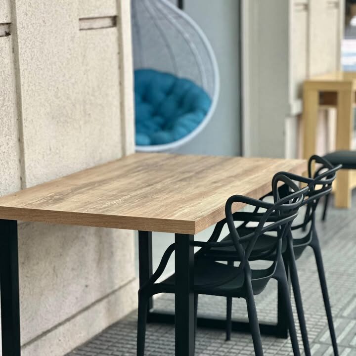 COMBO: MESA CUBO 1.40mts + 4 SILLAS MASTER