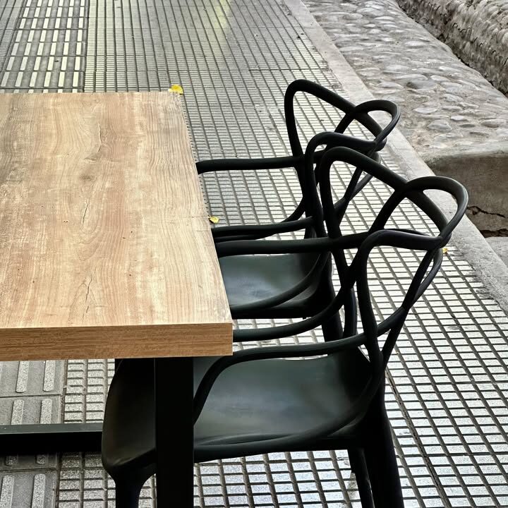 COMBO: MESA CUBO 1.40mts + 4 SILLAS MASTER - Imagen 3