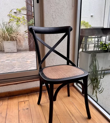 Silla Cross negra con cruz de madera